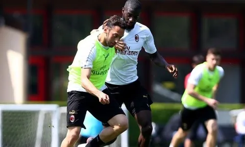 Dàn sao AC Milan tươi cười trước trận quyết đấu giành vé dự C1