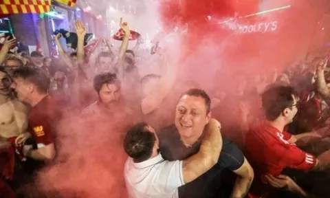 Cổ động viên Liverpool "quẩy" banh nóc sau chức vô địch C1