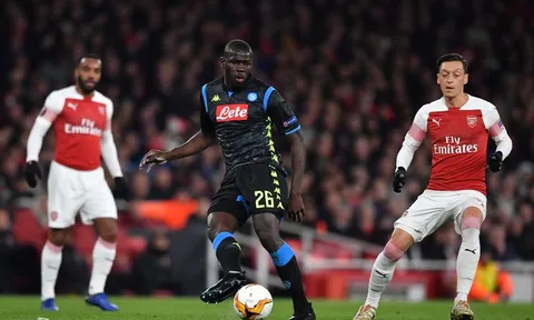 Fan Man Utd: "Phil Jones hóa trang thành Koulibaly đó"