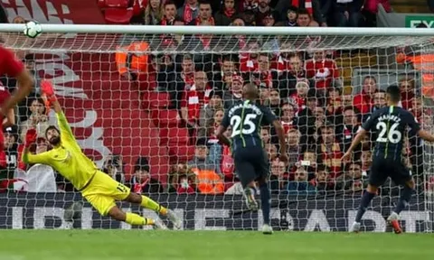 3 lần đối thủ dâng điểm cho Liverpool: Bom tấn thử sút pen và cái kết đắng!