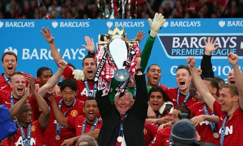 10 CLB ngự trị trên 'đỉnh' Premier League dài ngày nhất: Man Utd vô đối