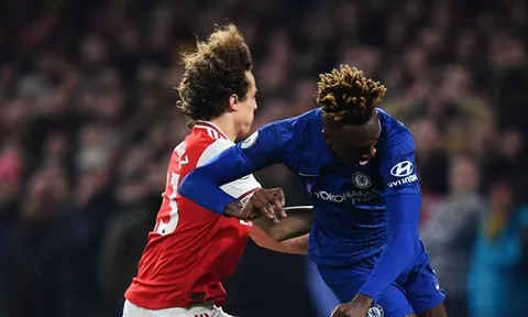Sửa sai cho đồng đội, Luiz không ngần ngại 'triệt hạ' cầu thủ của Chelsea