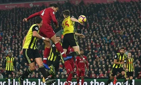 Hàng thủ Watford đứng hình trước "quái thú" cao 1m93