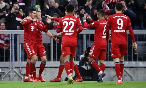 Đánh tennis trên sân nhà, Bayern trở lại ngôi đầu bảng