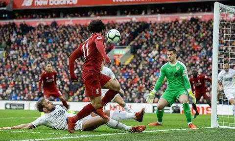 Salah lạc lõng giữa hàng công Liverpool?