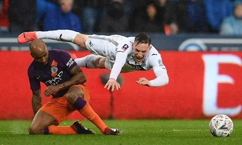 Man City khởi đầu thảm họa với Swansea sau pha bóng này