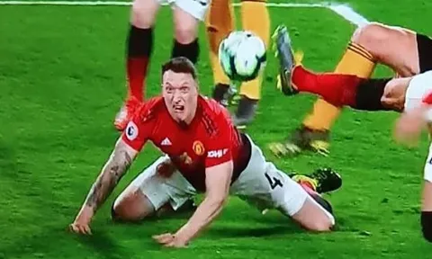 10 tình huống Phil Jones trở thành cảm hứng 'meme' trong màu áo M.U (P2)
