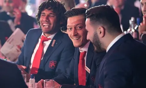 Mất vé Champions League tới nơi, dàn sao Arsenal vẫn cười toe toét