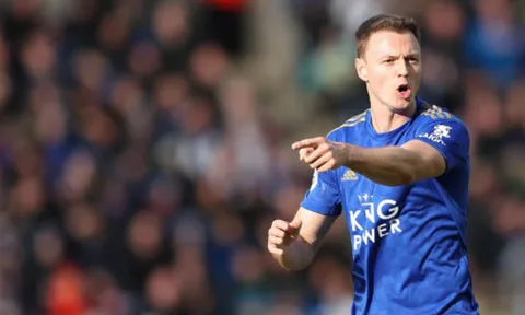 Tả xung hữu đột, cựu sao MU hóa "quái vật" hàng thủ trước Chelsea