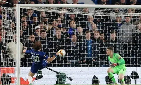 Số phận Chelsea đã kết thúc trước Frankfurt nếu không có pha bóng này