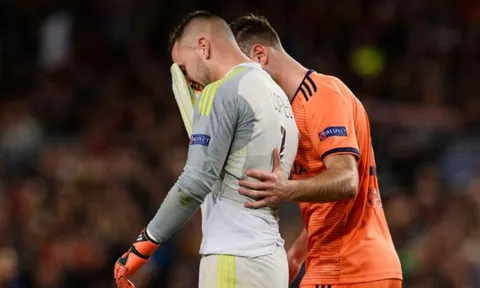 Thủ môn Lyon bật khóc sau bàn thắng của Coutinho