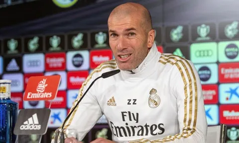 Berbatov: "Tôi cá là giờ Zidane đang ngồi cười khoái chí trong văn phòng Real"