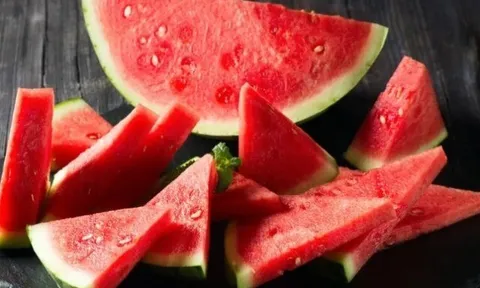 Mua dưa hấu, chỉ cần nhìn 4 chỗ này chẳng cần vỗ mỏi tay cũng chọn được quả ngọt ngon, mùa hè tha hồ thưởng thức