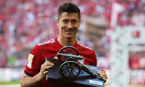 Trèo cột điện, leo nóc ô tô, CĐV Liverpool tranh nhau xem "cúp về làng"