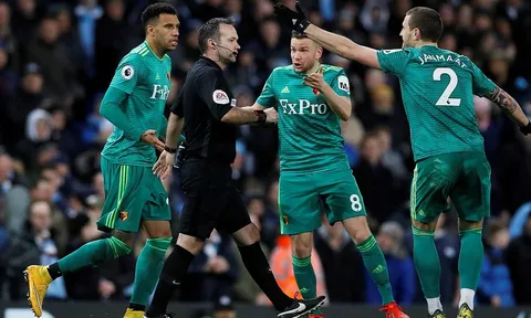 Trọng tài công nhận 'bàn thắng ma', Man City giành thắng lợi gây tranh cãi