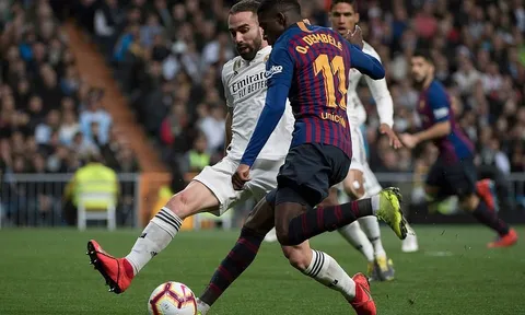 Đáp trả mạnh mẽ 'chiến thư' từ Ronaldo, Messi một tay hủy diệt Lyon trên sân nhà