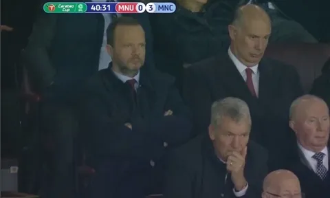 Đây, phản ứng của Ed Woodward trên khán đài khi Man Utd thua tan nát!