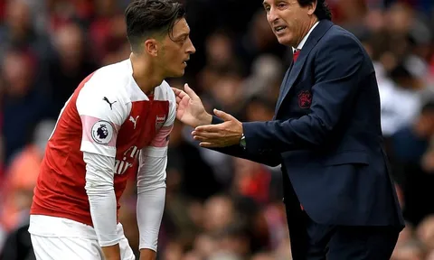 Bất đồng với Emery, Ozil cùng vợ "khăn gói" trở về quê nhà