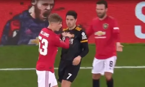 Mặc đồng đội ăn mừng náo nhiệt, cánh tay phải của Klopp thui thủi một góc vì nhiệm vụ này