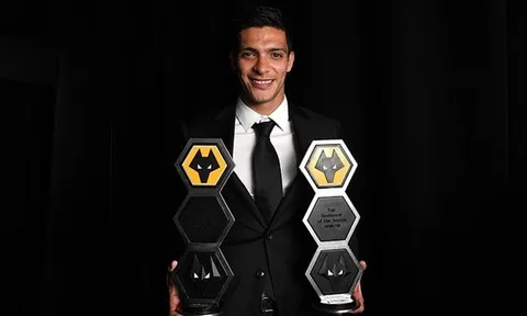 Roman Abramovich cười tươi rói bên cạnh đội trưởng Azpilicueta