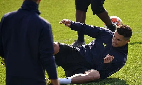 Ronaldo 'té chổng vó' trước ngày đến Tây Ban Nha