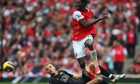 Đã từng có một Arsenal yếu đuối đến thế trước Man Utd