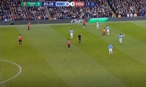 Man Utd đang thất thế, Mata và đàn em "tấu hài" trên sân Etihad