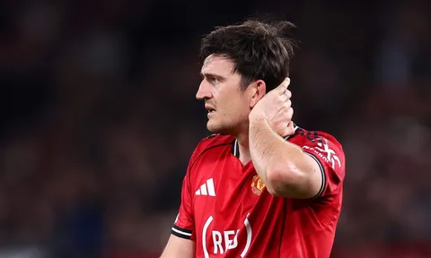 Carragher ngả mũ trước Harry Maguire