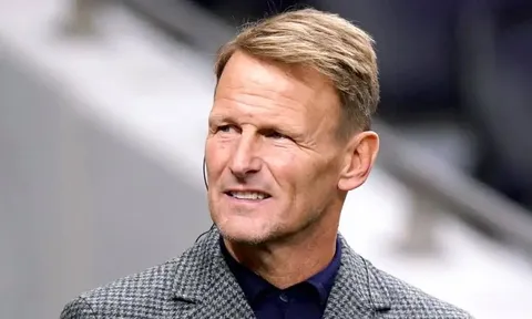 Sheringham vạch sai lầm đẩy Tottenham đến bờ vực rớt hạng