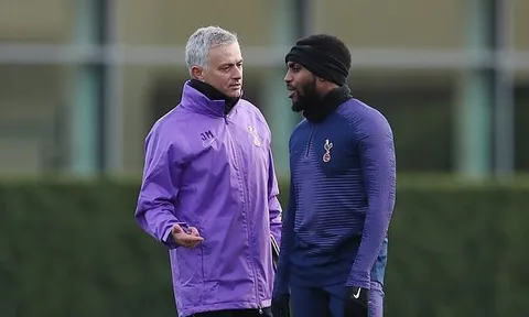 London rung chuyển, Mourinho cãi lộn sao Tottenham té tát trên sân tập