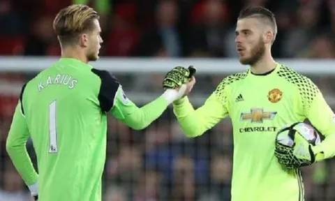 NHM dậy sóng: Karius đã truyền năng lực cho De Gea!