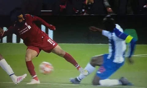 Mark Clattenburg: Liverpool đã quá may mắn, cậu ta phải bị thẻ đỏ