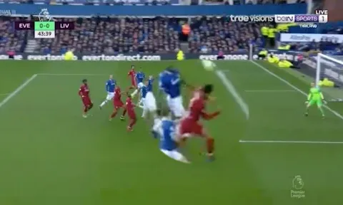 'Van Dijk đáng lý phải làm tốt hơn'