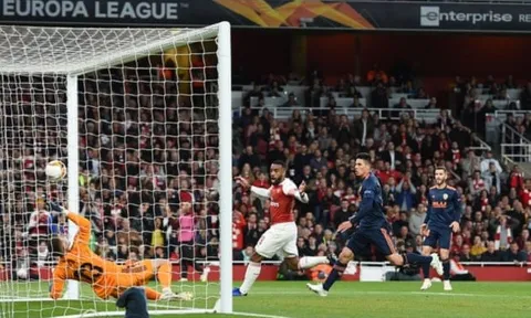 'Nếu Lacazette đánh đầu cơ bản, thủ môn đã cứu được pha bóng'
