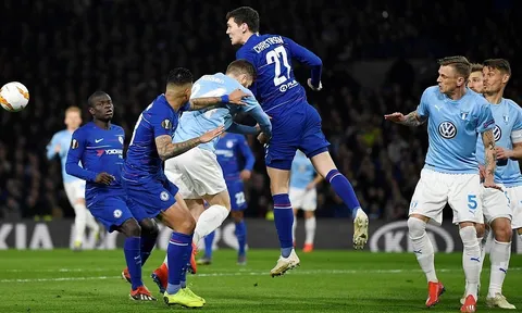 Biến ở Chelsea: Học trò xô xát, HLV Sarri phát điên ném mũ rời sân tập