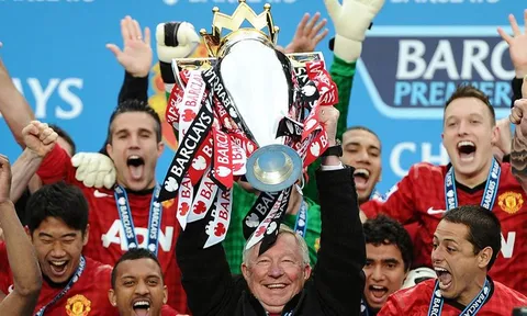 Sir Alex xuất hiện bên cạnh HLV hay nhất làng bóng đá Anh Quốc mùa giải qua