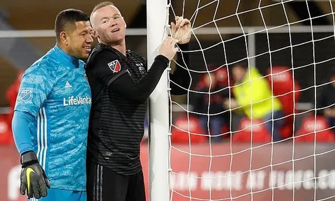 Thủ môn Real Salt Lake cười đau khổ trước hat-trick của Rooney ở MLS