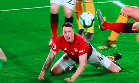 Solskjaer nghĩ ra vị trí mới cho Phil Jones