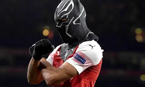 Aubameyang ăn mừng kiểu Wakanda, người nhà Black Panther sang Anh dạy dỗ