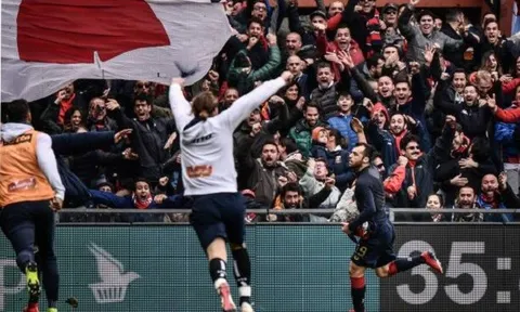 Ibrahimovic gây lộn rồi xin lỗi, bị đối phương nổi điên quát đuổi đi