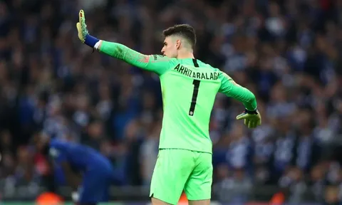 3 câu hỏi của Chelsea trước trận chiến với Tottenham: Sarri có dám 'trảm' Kepa?