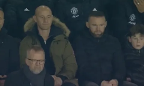 3 vị khách 'đặc biệt' chỉ còn biết nín lặng trên khán đài Old Trafford
