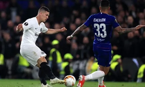 Fan Chelsea nổi đóa với "tội đồ" trong bàn thua trước Frankfurt