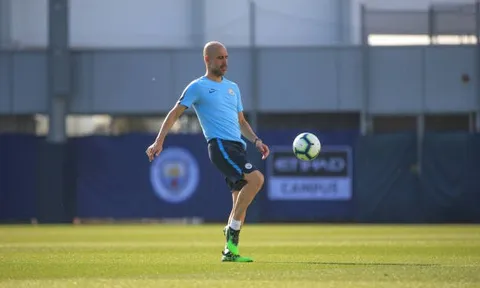 Nóng lòng phục hận Tottenham, Pep xỏ giày vào sân chơi bóng