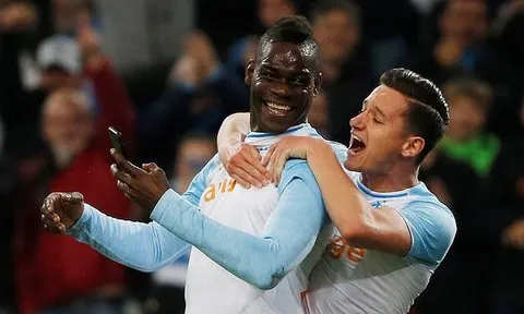 Lập siêu phẩm, Balotelli ăn mừng có 1-0-2