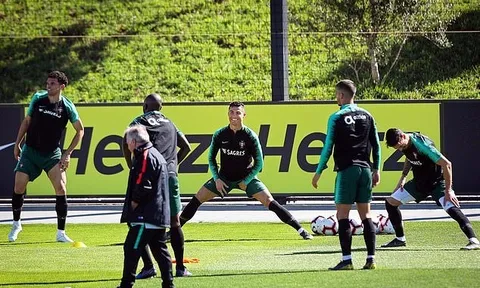Hội quân cùng Bồ Đào Nha, Ronaldo làm động tác 'trêu ngươi' UEFA