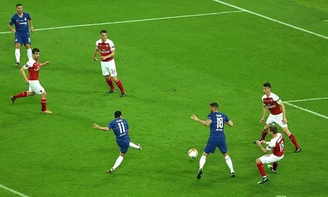 4 bóng áo đỏ bất lực nhìn chân sút Chelsea tiến vào "Ngôi đền huyền thoại"