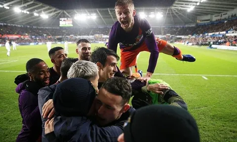 4 điểm nhấn Swansea City 2-3 Man City: "Siêu anh hùng" Aguero, Pep đau đầu 1 vị trí