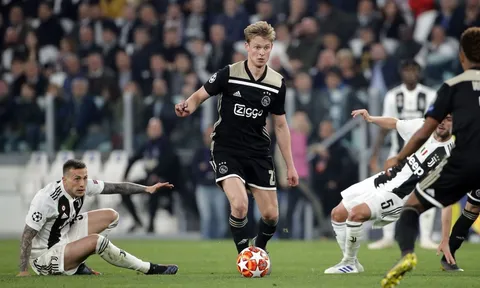 4 năm trước, Ajax mua Frenkie De Jong với giá 1 euro