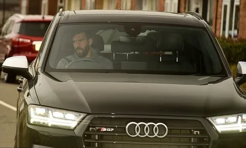 Alisson Becker lộ rõ vẻ căng thẳng khi chuẩn bị đối đầu Rashford, Pogba